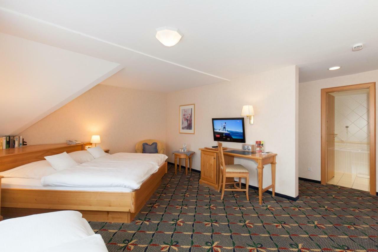 Landgasthof Hotel Hirsch Loßburg Buitenkant foto